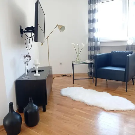 Dora * Μακάρσκα