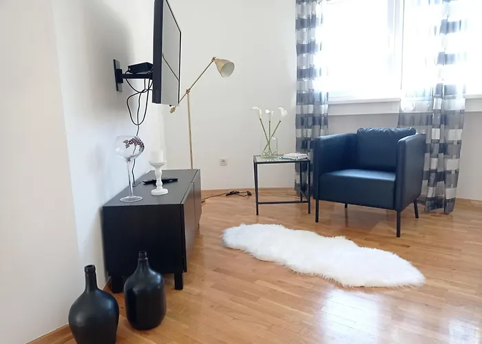 Dora * Μακάρσκα